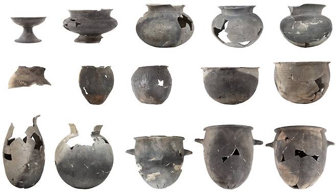 불탄 의례 공간 추정 터에서 나온 토기들. 종류별로 2~3점씩 짝을 맞춰 15점이 나왔는데, 의례 용도로 짐작된다. 국립경주문화유산연구소 제공