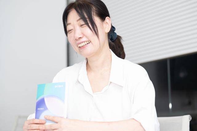 조해진 작가가 지난달 11일 서울 중구 한국일보에서 본보와 인터뷰를 하면서 미소 짓고 있다. 이한호 기자