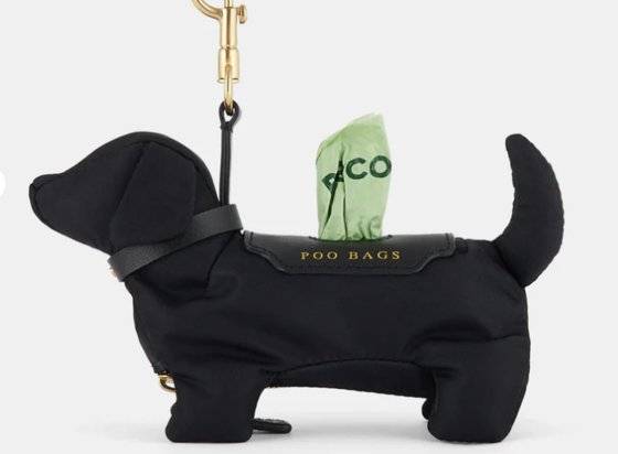 CNN에 따르면 영국 디자이너인 안야 힌드마치는 강아지 배설물을 모으는 주머니를 디자인해 135파운드(24만원)에 내놨다. 아냐 힌드마치 홈페이지