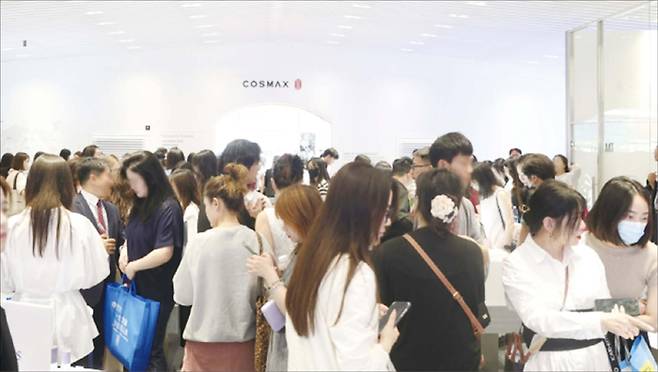 중국 상하이뷰티박람회에 참가한 코스맥스 부스 내부가 관람객의 방문으로 가득 찼다. (코스맥스 제공)