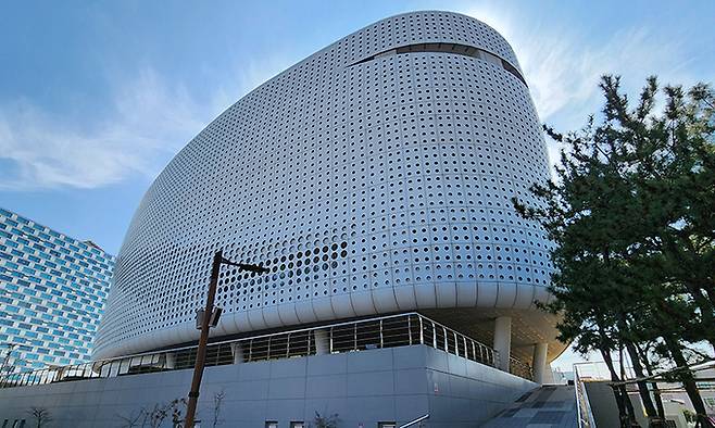 포항 앞바다에 종종 출몰한다는 고래를 닮은 포은중앙도서관은 인구가 감소하고 지역이 쇠퇴하는 포항 원도심을 위한 복합문화시설이다.