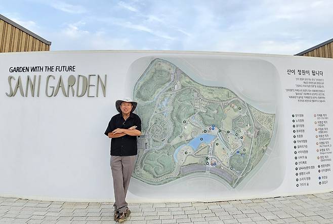 산이정원 입구에서 이병철 대표. 경기도 가평의 아침고요수목원을 일군 주인공이 해남 간척지까지 내려와 산이정원을 만들고 있다. 손민호 기자