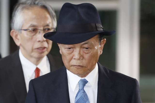 아소 다로 전 일본 총리가 자민당 부총재 자격으로 지난해 5월 11일 서울 강서구 김포국제공항으로 입국해 이동하는 모습. 뉴시스