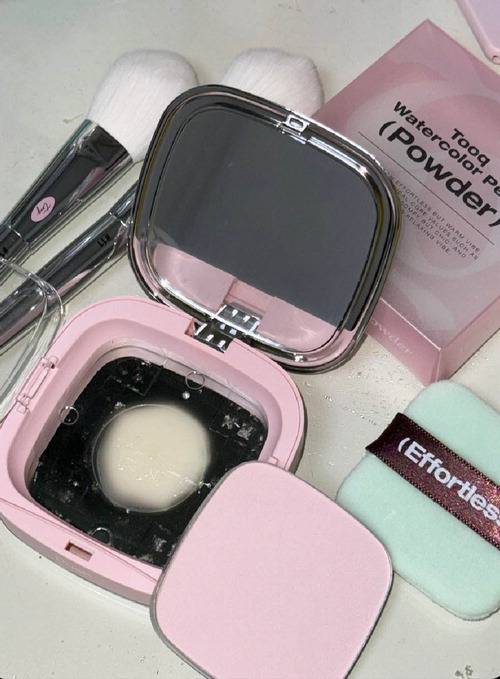 제품 용기에서 떨어진 파우더 모습. SNS 캡처