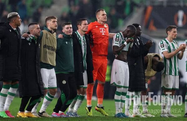 사진=게티이미지. 토트넘은 4일 오전 1시 45분(한국시간) 헝가리 부다페스트에 위치한 그루파마 아레나에서 열린 2024-25시즌 유럽축구연맹(UEFA) 유로파리그(UEL) 리그 페이즈 2차전에서 페렌츠바로시에 2-1 승리를 기록했다. 이로써 토트넘은 UEL에서 2연승을 거두며 토너먼트 진출에 유리한 고지를 점하게 됐다. 승리의 일등공신은 존슨이었다. 이 경기에서 교체로 출전한 존슨은 후반 막바지 득점을 터뜨리며 팀의 승리를 이끌었다. 존슨은 공식전 5경기에서 모두 골을 넣고 있으며 토트넘 역시 공식전 5연승을 이어가고 있다.