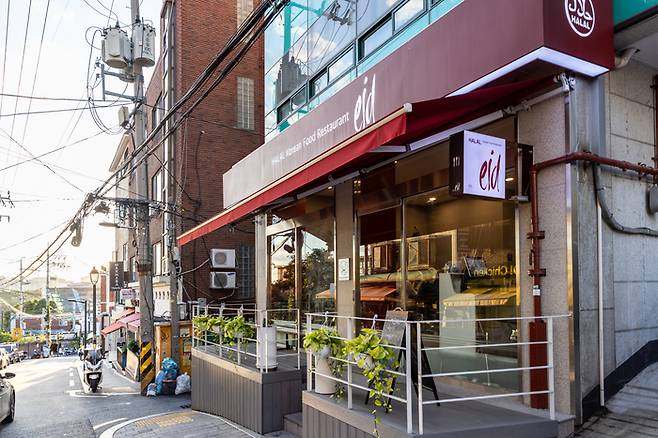 이슬람 율법에서 허용하는 방식으로 제조한 음식을 파는 할랄 식당 / 사진=서울관광재단