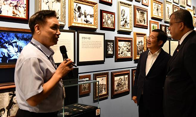 국군의날인 지난 1일 서울 용산 전쟁기념관을 방문한 빌랄 두르달르 튀르키예 국방부 차관(오른쪽)이 전쟁기념사업회 백승주 회장(가운데)과 함께 튀르키예군 등 유엔군 참전 관련 전시물을 살펴보고 있다. 전쟁기념사업회 제공