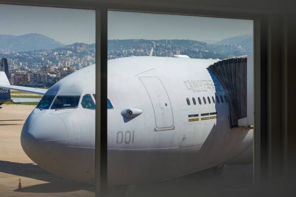 레바논 교민 귀국 위해 급파된 군 수송기 - 군 수송기가 4일(현지시간) 레바논 베이루트 국제공항에서 레바논 체류 재외국민들을 태우기 위해 대기하고 있다. 2024.10.5 외교부 제공