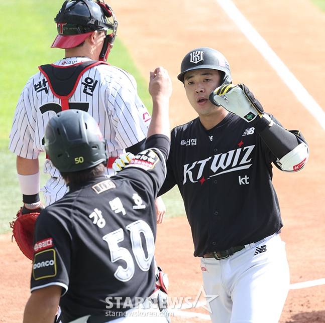 '2024 KBO 포스트시즌 준플레이오프 1차전' LG-KT전이 5일 서울 잠실야구장에서 열렸다. KT 문상철이 2회초 무사 1루에서 선제 좌월 2점 홈런을 날린 후 홈인하고 있다. /사진=김진경 대기자