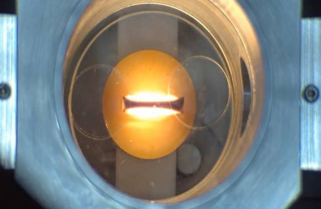 KERI 연구팀이 마이크로파 유도 가열 제어 기술로 나트륨 이온 전지의 음극 소재인 '하드 카본'을 빠르게 제조하고 있다. KERI 제공