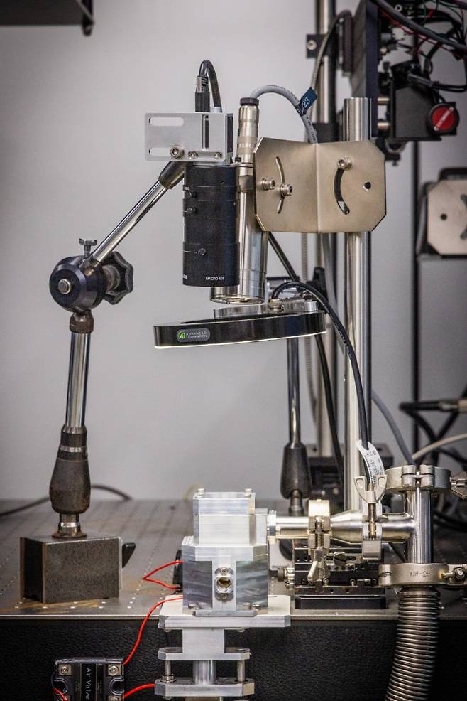 KERI 연구팀이 개발한 마이크로파 유도 가열 장비. KERI 제공