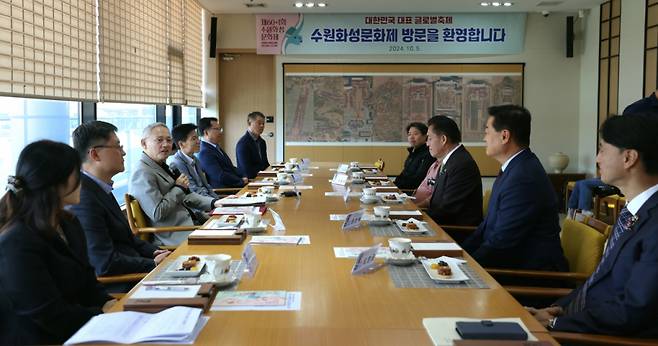 유인촌 문화체육관광부 장관이 5일 수원화성문화제가 열리고 있는 경기도 수원을 찾아 수원문화재단에서 이재준 수원시장 등과 현장 간담회를 열었다.