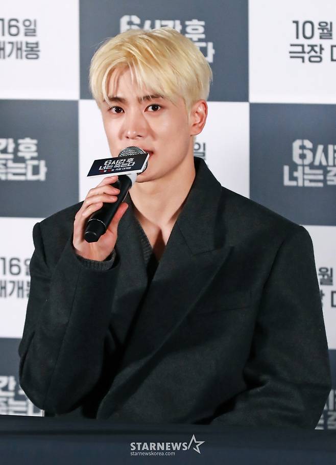 배우 정재현이 7일 오후 서울 CGV용산아이파크몰에서 진행된 영화 '6시간 후 너는 죽는다'(감독 이윤석) 언론시사회 및 기자간담회에 참석해 질문에 답하고 있다. 길을 걷다가 죽음 예언자 ‘준우’(정재현)에게 6시간 후 죽게 된다는 말을 듣게 된 ‘정윤’(박주현)이 예견된 미래를 바꾸기 위해 범인을 찾아가는 타임리미트 감성 미스터리 추리극 '6시간 후 너는 죽는다'는 오는 16일 개봉한다. /2024.10.07 /사진=이동훈