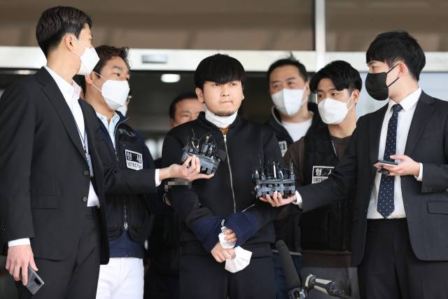 서울 노원구 아파트에서 '세 모녀'를 살해한 혐의를 받는 김태현이 9일 오전 검찰로 송치되기 위해 서울 도봉경찰서에서 나오다 마스크를 벗고 있다. 2021.4.9 연합뉴스