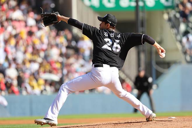김민수가 LG와 준플레이오프 1차전 KT의 두 번째 투수로 마운드에 올라 역투하고 있다. 연합뉴스