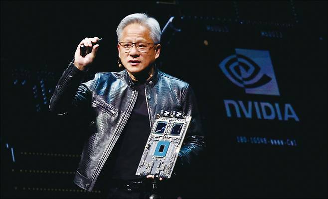 엔비디아의 블랙웰 생산이 본격화되면, HBM 매출은 더 상승세를 기록할 것으로 기대를 모은다. 사진은 블랙웰 모델을 발표한 젠슨 황. (EPA)