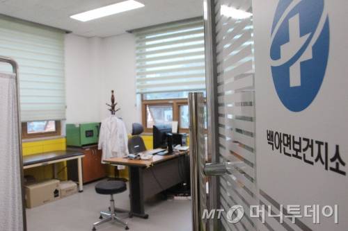 (광주=뉴스1) 박지현 기자 = 정부의 의대 증원 방침에 반발해 이탈한 전공의들의 공백이 이어지고 있는 26일 오후 전남 화순군 백아보건지소가 공보의 차출로 인해 진료실이 텅 비어있다. 2024.3.26/뉴스1 Copyright (C) 뉴스1. All rights reserved. 무단 전재 및 재배포, AI학습 이용 금지. /사진=(광주=뉴스1) 박지현 기자