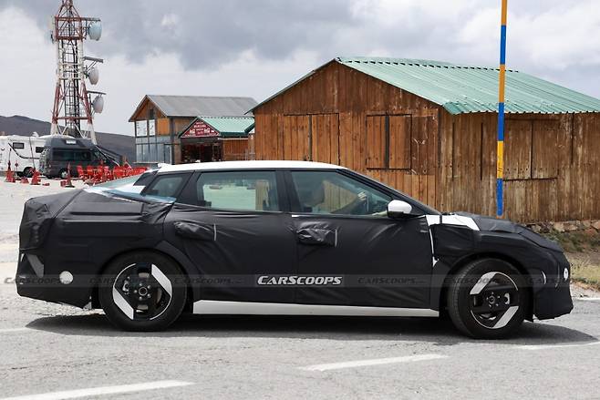 기아 'EV4' 테스트카 (출처 : Carscoops)