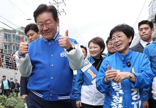 더불어민주당 이재명 대표가 9일 오전 금정구 온천천 산책로에서 김경지 금정구청장 후보와 구민들에게 지지를 호소하며 인사를 하고 있다. /김동환 기자
