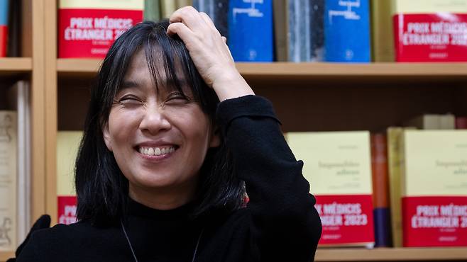 장편소설 ‘작별하지 않는다’로 프랑스 4대 문학상 중 하나인 메디치 외국문학상을 받은 작가 한강이 지난 2023년 11월 9일 오후(현지시각) 프랑스 파리 그라세(Grasset)출판사에서 한국 특파원들과 인터뷰를 하고 있다. /뉴스1