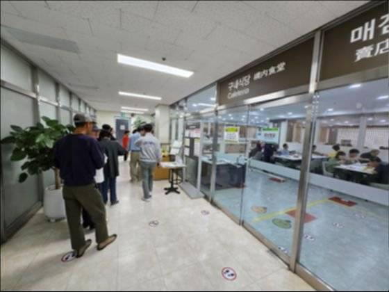 지난 8일 강남구청 구내식당 앞 식권 발매 키오스크 앞에 시민들이 줄을 서 있는 모습. 곽재민 기자