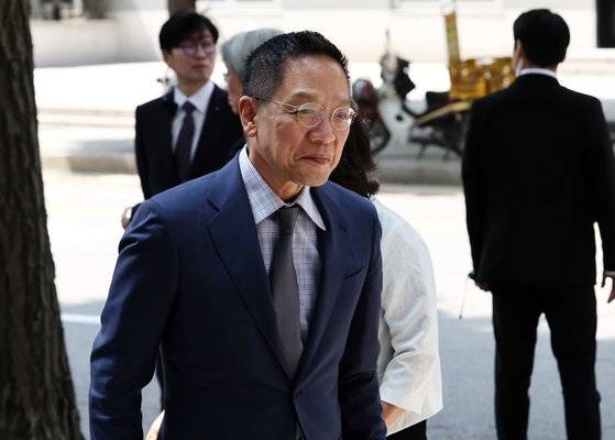 정태영 현대카드 부회장이 지난해 6월 2일 오후 서울 종로구 종교교회에서 열린 정몽원 HL그룹 회장의 차녀 정지수 씨와 백지연 전 앵커의 외아들 강인찬 씨 결혼식에 참석하고 있다. 연합뉴스