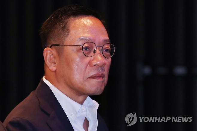 뉴욕 현대미술관 서울 기자간담회 참석한 정태영 (서울=연합뉴스) 진연수 기자 = 정태영 현대카드 부회장이 16일 서울 용산구 언더스테이지에서 열린 뉴욕 현대미술관(MoMA) 서울 기자간담회에서 글렌 D. 로리 뉴욕 현대미술관장의 발표를 경청하고 있다. 2019.4.16