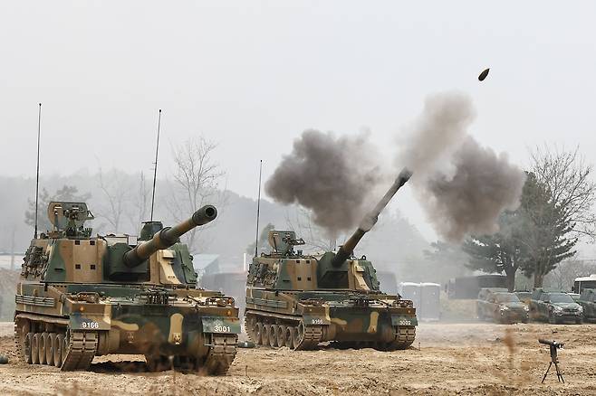 지난 4월 17일 강원 철원군 문혜리사격장에서 열린 수도군단 합동 포탄사격훈련에서 수도포병 여단 K9 자주포가 실사격 훈련을 하고 있다. /장련성 기자