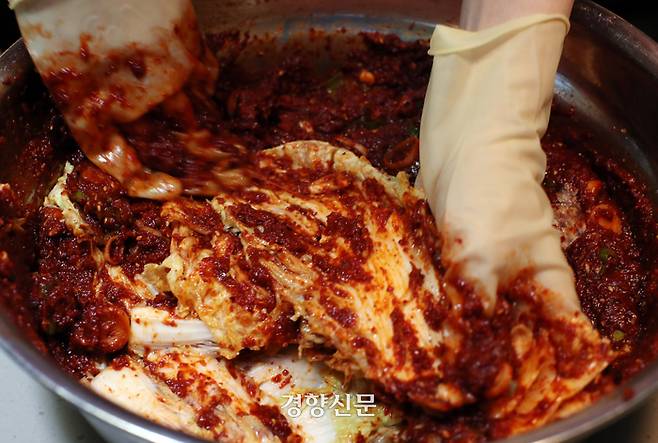 이날 손님상에 나갈 겉절이가 순식간에 완성됐다. 김미령 셰프는 서울에서 ‘안동집’과 ‘즐거운 술상’ 두 곳의 한식당을 운영하지만 반찬이나 요리는 각 업장에 맞게 모두 따로 만든다. /서성일 선임기자