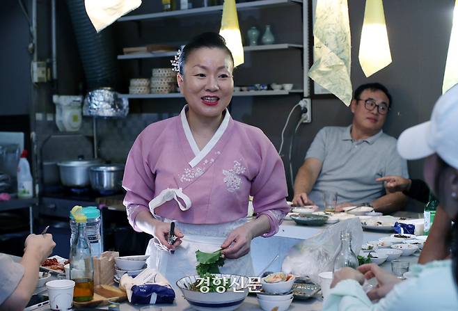 손님들과 대화를 나누고 있는 김미령 셰프. /서성일 선임기자