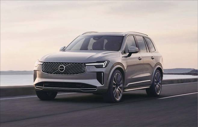 볼보의 ‘더 뉴 XC90’ 부분변경 모델은 외부 디자인이 전기 SUV ‘EX90’과 비슷해졌다. (볼보자동차코리아 제공)