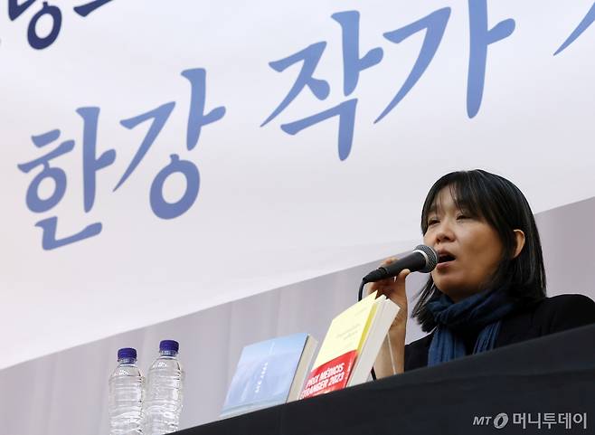 (서울=뉴스1) = 스웨덴 한림원은 10일(현지시간) 한국인 소설가 한강을 노벨 문학상 수상자로 선정했다. 한국 작가 가운데 노벨 문학상 수상은 한강이 처음이다. 사진은 작년 11월14일 열린 한강 작가 장편소설 ‘작별하지 않는다’ 프랑스 메디치 외국문학상 수상 기념 기자간담회. (뉴스1DB)2024.10.10/뉴스1 Copyright (C) 뉴스1. All rights reserved. 무단 전재 및 재배포, AI학습 이용 금지. /사진=(서울=뉴스1)