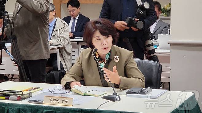 11일(현지시간) 미국 워싱턴DC 주미한국대사관에서 열린 국회 외교통일위원회의 대사관 대상 국정감사에서 한정애 더불어민주당 의원이 질의하고 있다.