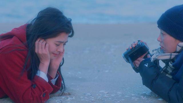 '폭설'은 하이틴 스타 설이와 운명처럼 가까워진 배우 지망생 수안이 서로에게 솔직하지 못해서 엇갈렸던 시절을 지나 다시 서로를 찾아가는 사랑 이야기를 그린다. '폭설' 스틸컷