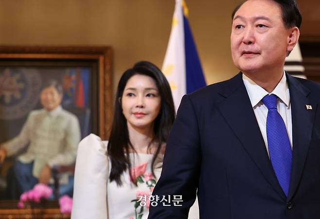 윤석열 대통령과 김건희 여사가 10월 7일 오전(현지시간) 필리핀 마닐라 말라카냥 대통령궁에서 오찬을 위해 이동하고 있다. /김창길기자