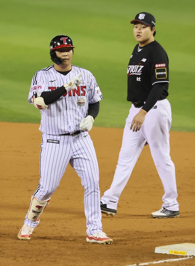 LG 문보경이 11일 잠실구장에서 열린 2024 KBO 준플레이오프 5차전 KT와 경기에서 4회말 안타를 때린 후 세리머니를 하고 있다. 자신의 이번 포스트시즌 첫 안타다. 사진 | 잠실=연합뉴스