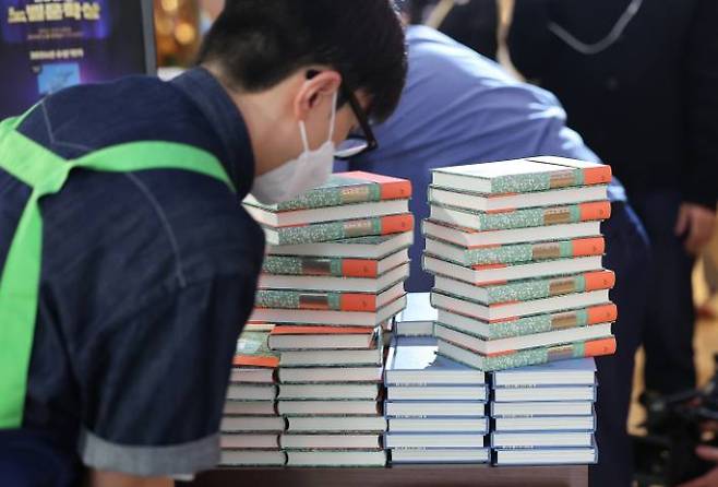 서울 종로구 교보문고에서 관계자들이노벨문학상을 수상한 작가 한강의 책을 진열하고 있다./사진=뉴스1