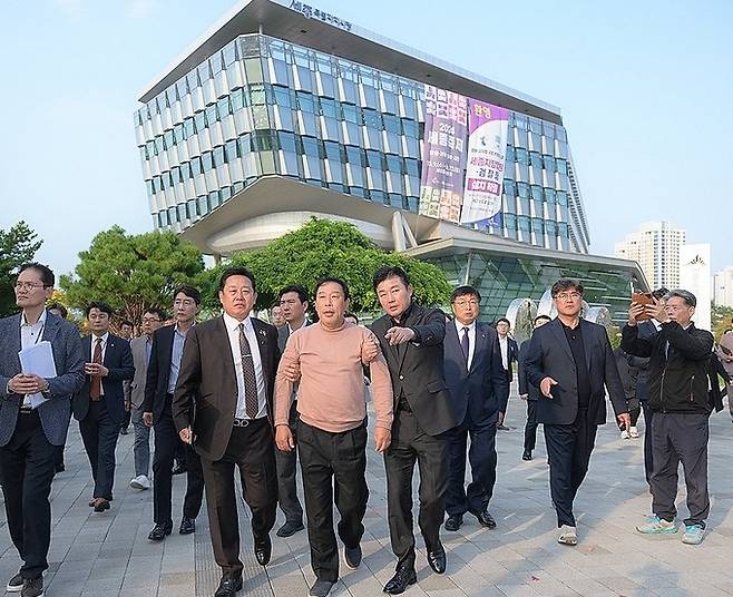 국제정원도시박람회와 세종빛축제 등 자신의 공약사업 예산 통과를 촉구하며 시청 앞에서 단식 농성을 하던 최민호 세종시장이 지난 11일 단식 중단을 선언한 뒤 부축을 받아 병원으로 이동하고 있다.