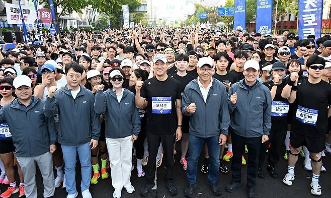 오세훈 서울시장(앞줄 왼쪽에서 5번째), 김재호 동아일보 회장(앞줄 왼쪽에서 6번째)을 비롯해 이인철 스포츠동아 대표이사, 최호준 데상트코리아 전무, 이진숙 동아오츠카 전무이사 등이 13일 오전 서울 중구 청계광장 앞 세종대로에서 열린 2024 서울달리기에 참가해 선수들과 출발에 앞서 선수들을 격려하며 기념촬영을 하고 있다. 양회성 동아일보 기자 yohan@donga.com