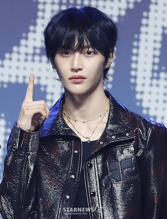 (서울=뉴스1) 권현진 기자 = 그룹 라이즈 원빈이 27일 서울 한남동 블루스퀘어 마스터카드홀에서 가진 첫 미니앨범 '라이징(RIIZING)' 쇼케이스에서 포즈를 취하고 있다. 2024.6.17/뉴스1 Copyright (C) 뉴스1. All rights reserved. 무단 전재 및 재배포, AI학습 이용 금지. /사진=(서울=뉴스1) 권현진 기자