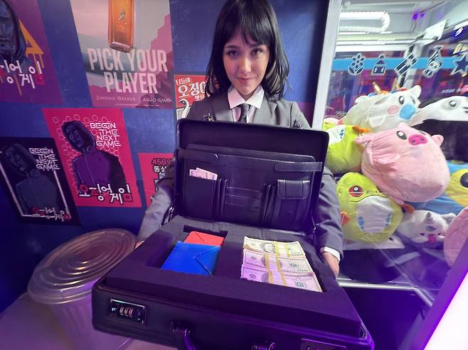 뉴욕에 개장한 오징어게임 체험공간 (뉴욕=연합뉴스) 이지헌 특파원 = 넷플릭스는 '오징어게임' 시즌2 공개를 앞두고 뉴욕 맨해튼 코리아타운에 복합 체험공간 '오징어게임: 경험(Squid Game : The Experiences)을 개장했다고 12일(현지시간) 밝혔다. 체험존에서 기자에게 다가와 딱지치기 내기를 권한 진행요원. 2024.10.12 pan@yna.co.kr