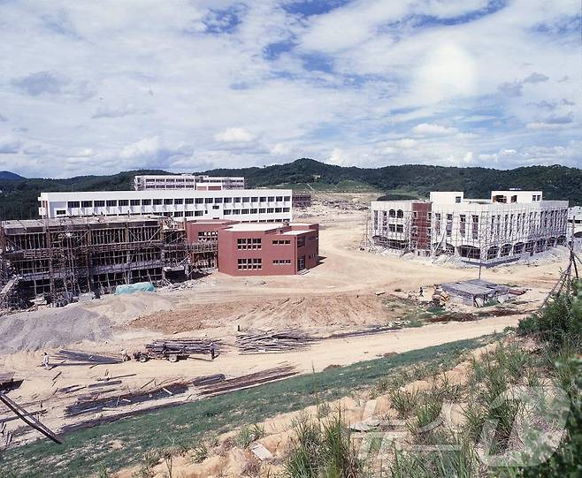 한국수자원공사는 1978년부터 1985년까지 대덕연구단지(대덕연구개발특구) 조성에 참여하며 ‘과학도시 대전’의 정체성을 만들었고, 충남대학교 부지 개발 등 오늘날의 도시 공간을 함께 구상하고 완성해 왔다.(사진은 충남대학교 신축 현장)(한국수자원공사 제공)/뉴스1