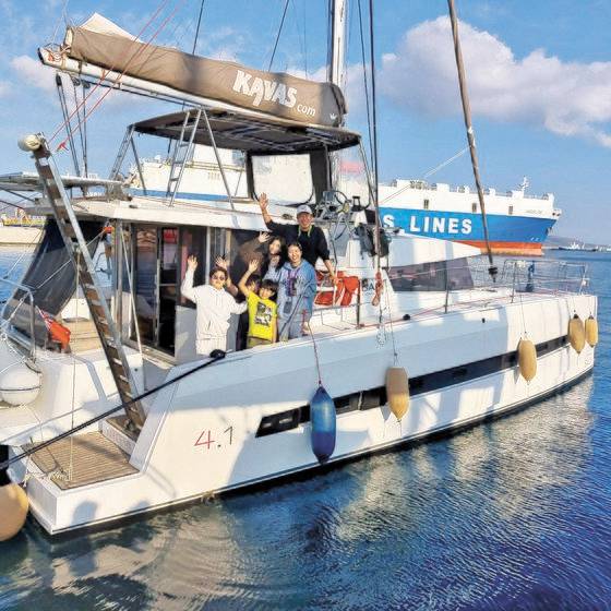 그리스에서 모든 준비를 마치고 출발하기 전 리전드호에 오른 로빈이네 모습. 얼굴에 설렘이 가득하다.