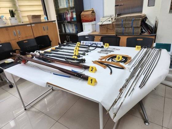 해경이 불법 어구 단속을 통해 압수한 작살총들. 해양경찰청