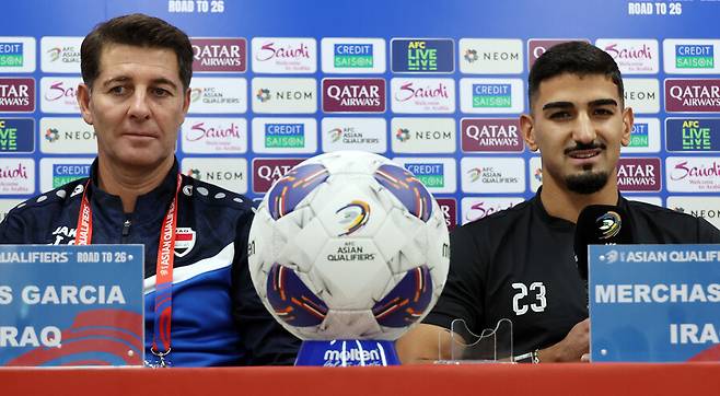 ▲ 이라크 축구 국가대표팀 헤수스 카사스 감독이 14일 경기도 용인미르스타디움에서 북중미 월드컵 아시아지역 예선 한국전 공식 기자회견을 하고 있다. ⓒ 연합뉴스