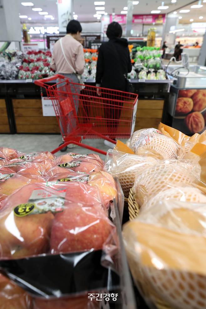 지난 5월 2일 서울 시내 한 대형마트에서 시민들이 과일과 채소를 살펴보고 있다. 조태형 기자