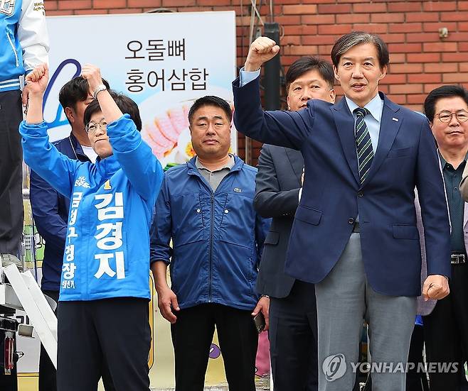 조국, 금정구서 민주당 지지유세 (부산=연합뉴스) 손형주 기자 = 조국혁신당 조국 대표가 14일 부산 금정구 도시철도 장전역 장전역 앞에서 더불어민주당 김경지 금정구청장 후보 지지 유세를 하고 있다. 2024.10.14 handbrother@yna.co.kr