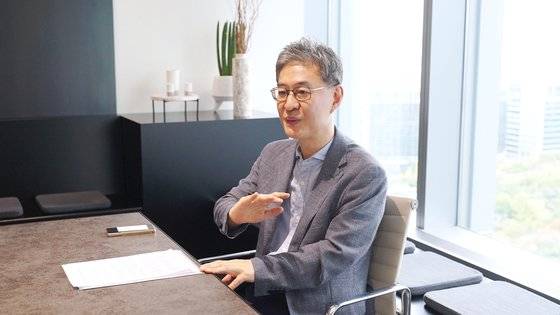 지난 14일 서울 영등포구 여의도동 라이프자산운용 사무실에서 기자와 만난 이채원 라이프자산운용 이사회 의장. 사진 라이프자산운용