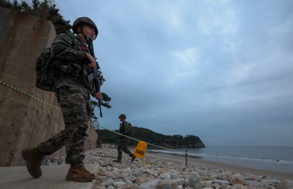 북한이 군사적 긴장을 고조시키는 가운데 경계작전에 투입된 우리 군 해병대원들이 14일 인천시 옹진군 대연평도 일대 해안에서 작전을 수행하고 있다. 연합뉴스