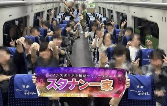 일본 ‘픽업 아티스트’ 단체 ‘스타난 일가’가 지난달 한국 원정을 떠났다며 올린 사진. 엑스캡처, 뉴시스
